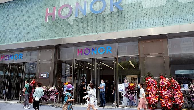 榮耀渠道之謎 線下門店兩年前對外2300多 如今僅有1315家 與19年對外宣傳的2300多家相比 兩年後反而減少了1000家 還是榮耀官方宣佈 在全國各地密集開店擴容 完成了渠道整合背景下