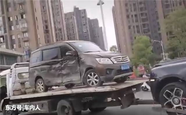 庫裏南被撞 後續 現場車拖走 庫裏南在下 麪包車卻在上拖車