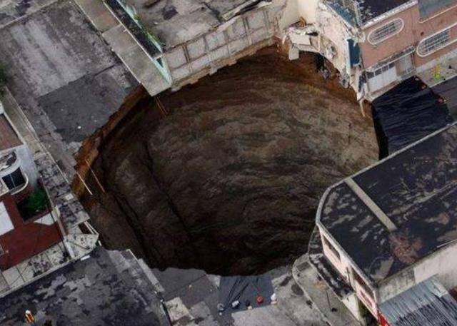 全球最“恐怖”的天坑，在市區突現，15人喪生坑底，達90米之深