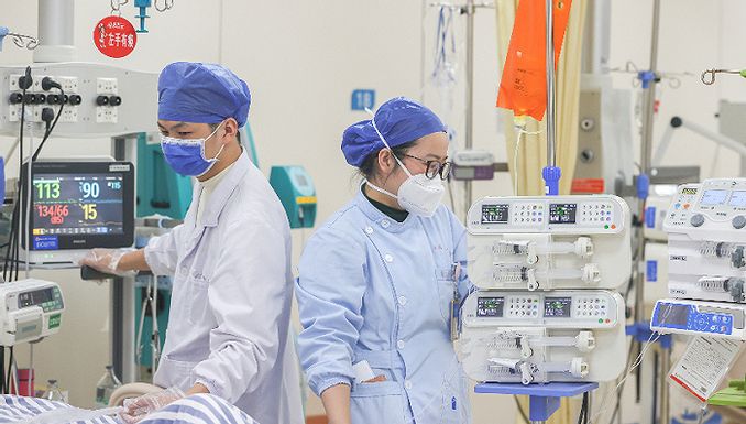 國產新冠重症治療藥託珠單抗獲批,有望緩解供應緊張局面 由於目前原研羅氏的託珠單抗(商品名:雅美羅)在國內供應緊張,百奧泰施瑞立此次獲批也有望 ...