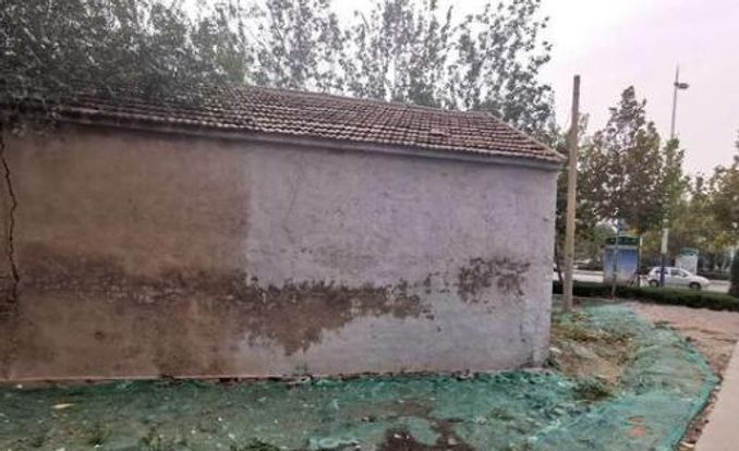 山東 最牛 釘子戶 賴在十字路口8年之久 儼然成了一道靚麗的風景線