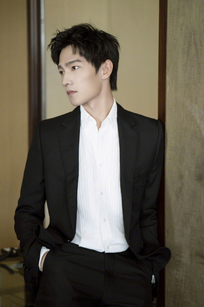 翩翩貴公子楊洋 身穿基礎款黑色西服套裝 帥氣又不失優雅